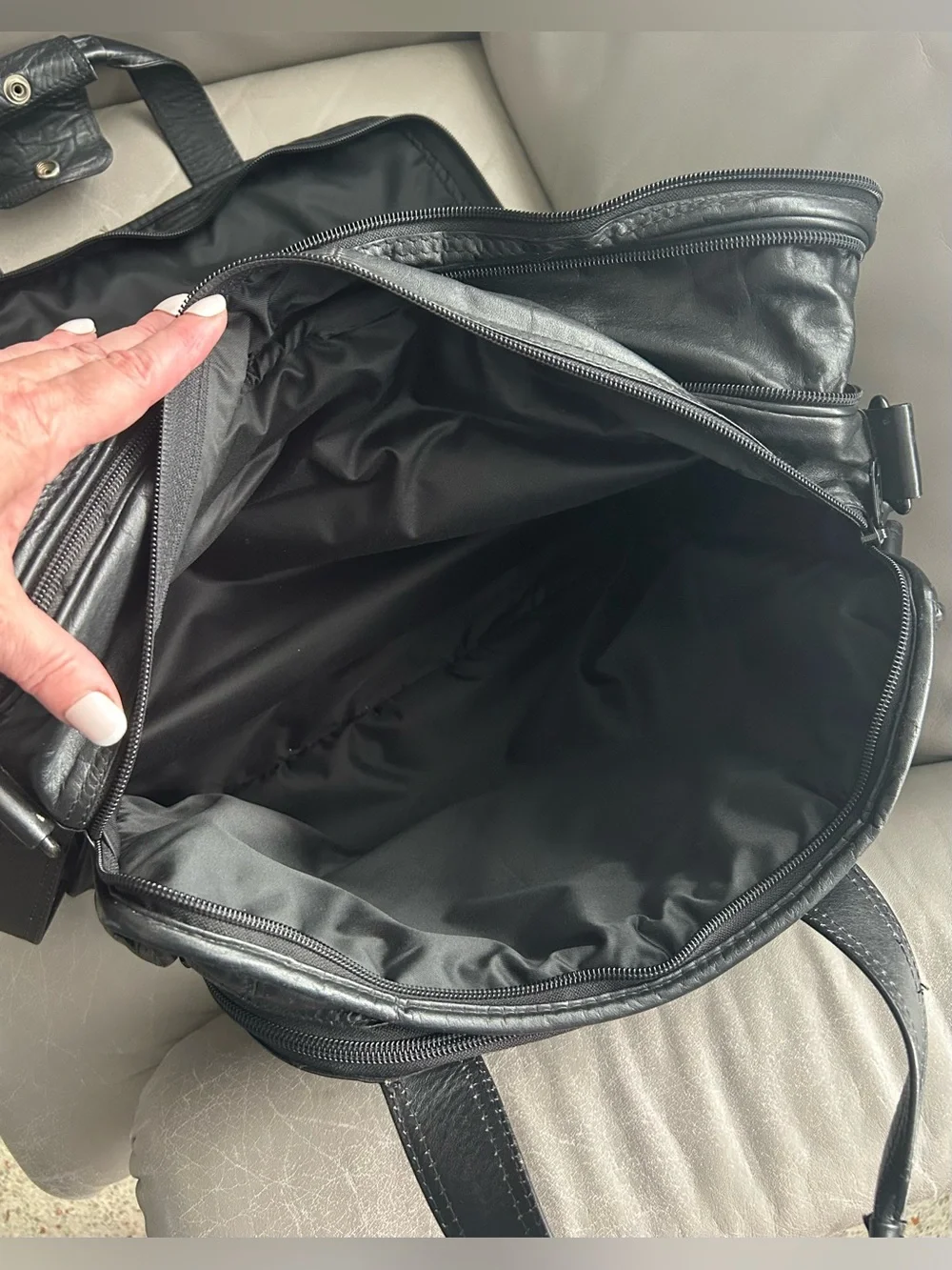 Tumi Black Leather Briefcase Laptop Messenger Bag - great condition